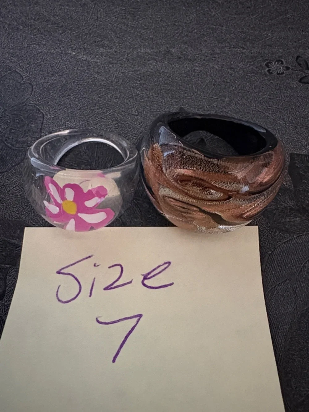 VINTAGE LOT OF SIX VARIOUS DOME-SHAPED RINGS - Picture 8 of 11